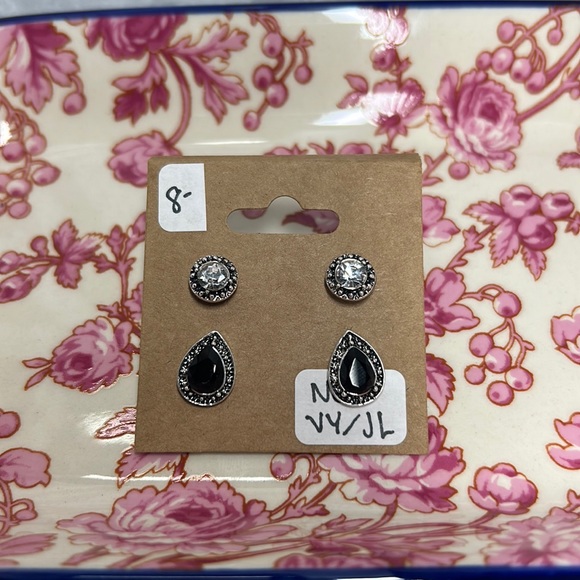 Cute Pair of Stud Earrings - Picture 2 of 2